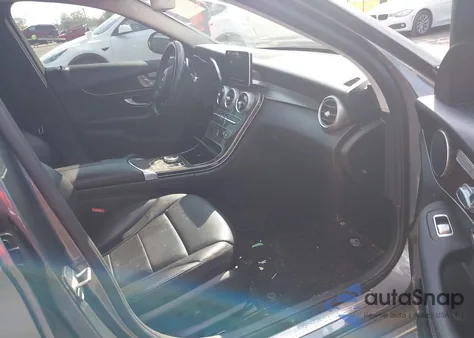 2018 Mercedes-Benz C 300 4Matic z USA, uszkodzony, nr VIN 55SWF4KB4JU248039